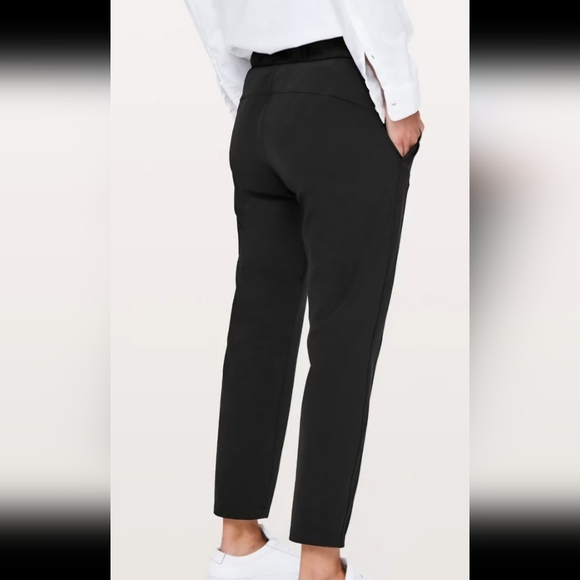 LULULEMON On the Fly Pant in black. Size 2 - Picture 5 of 16
